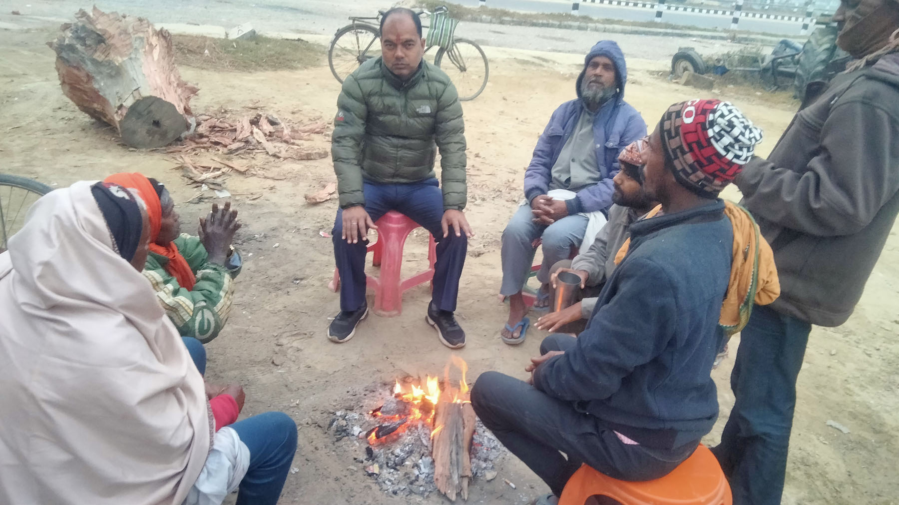 जाँडोमा आगो ताप्दै